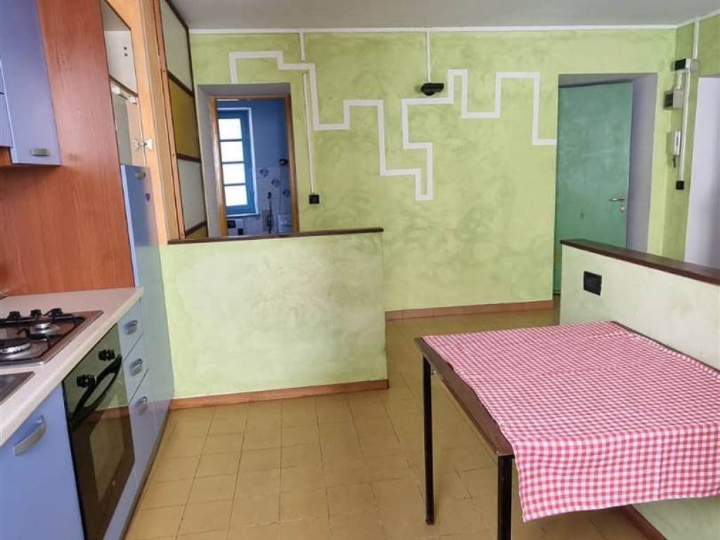 Cucina a vista su soggiorno 