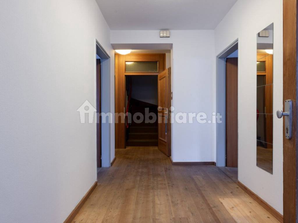 Casa trifamiliare in posizione panoramica con garage, posti macchina e cortile interno - Foto 3