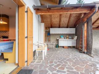 Casa trifamiliare in posizione panoramica con garage, posti macchina e cortile interno - Foto 24