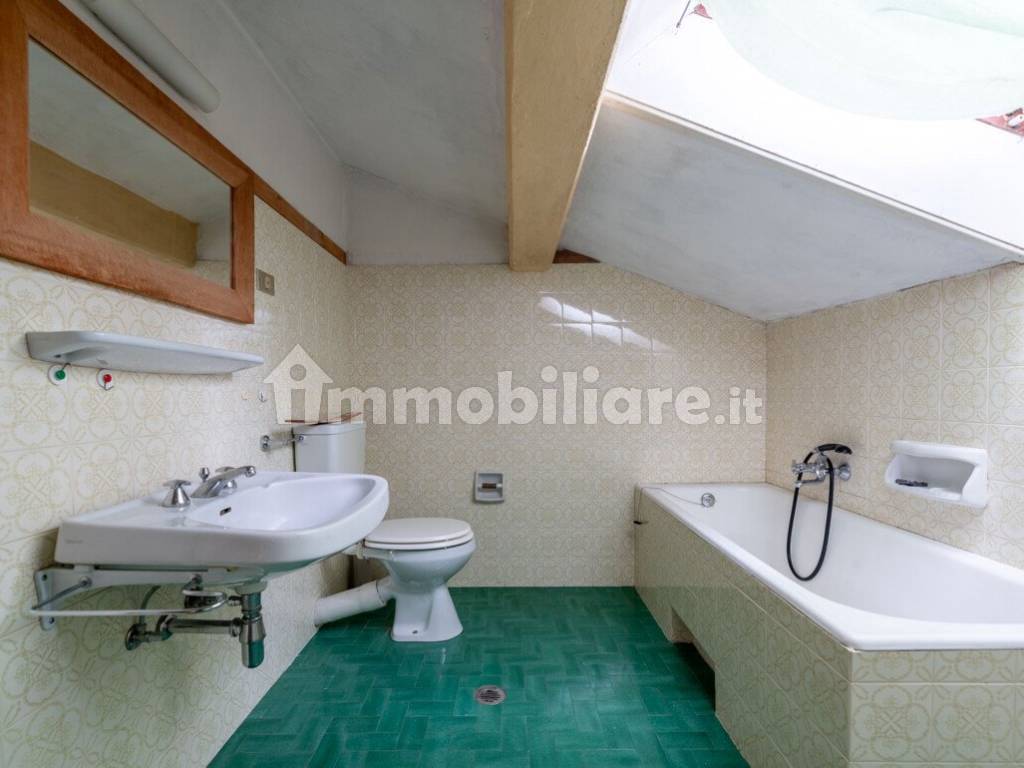 Casa trifamiliare in posizione panoramica con garage, posti macchina e cortile interno - Foto 32