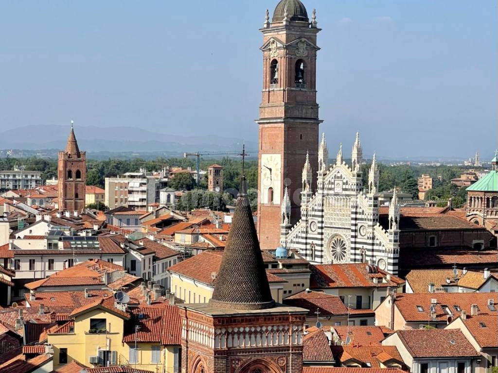 Rent Apartment Monza. Studio in via Italia. Excellent condition, ninth