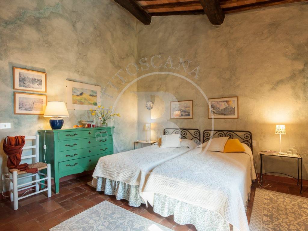 SEMI-DETACHED FARMHOUSE WITH DEPENDANCE - PANZANO