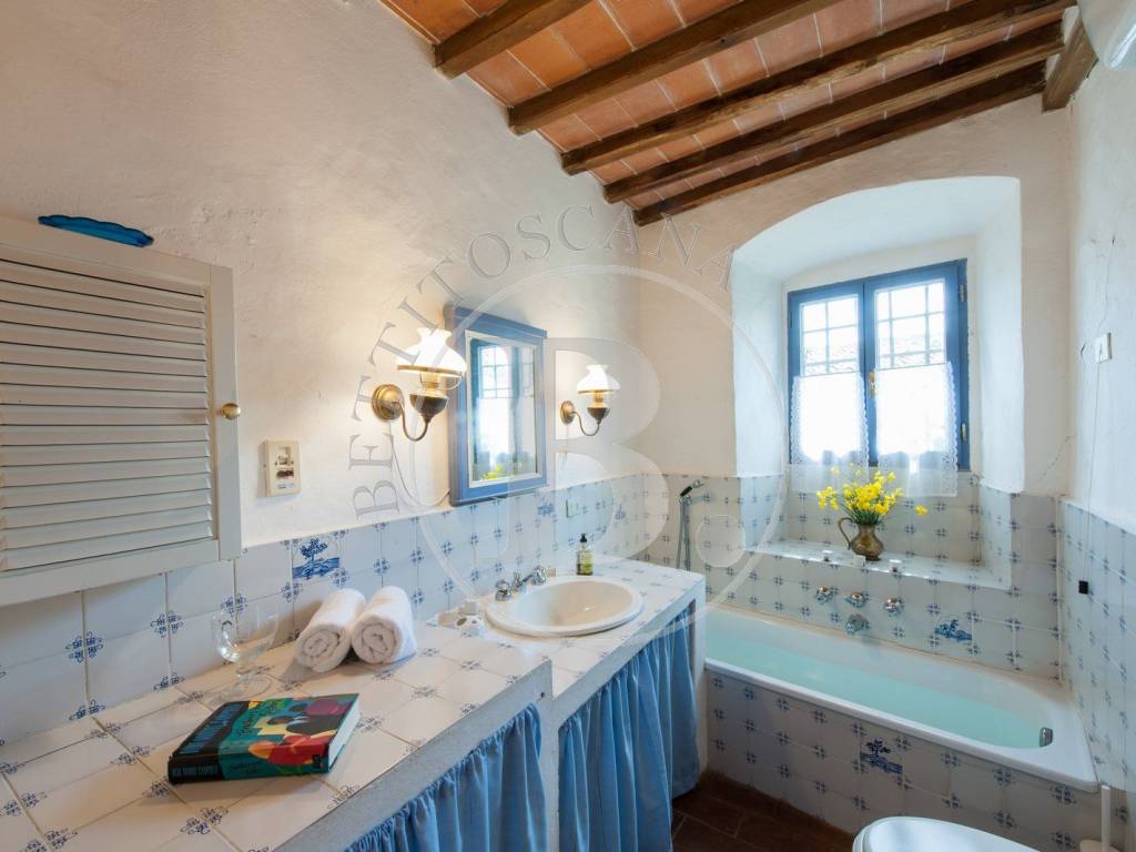 SEMI-DETACHED FARMHOUSE WITH DEPENDANCE - PANZANO