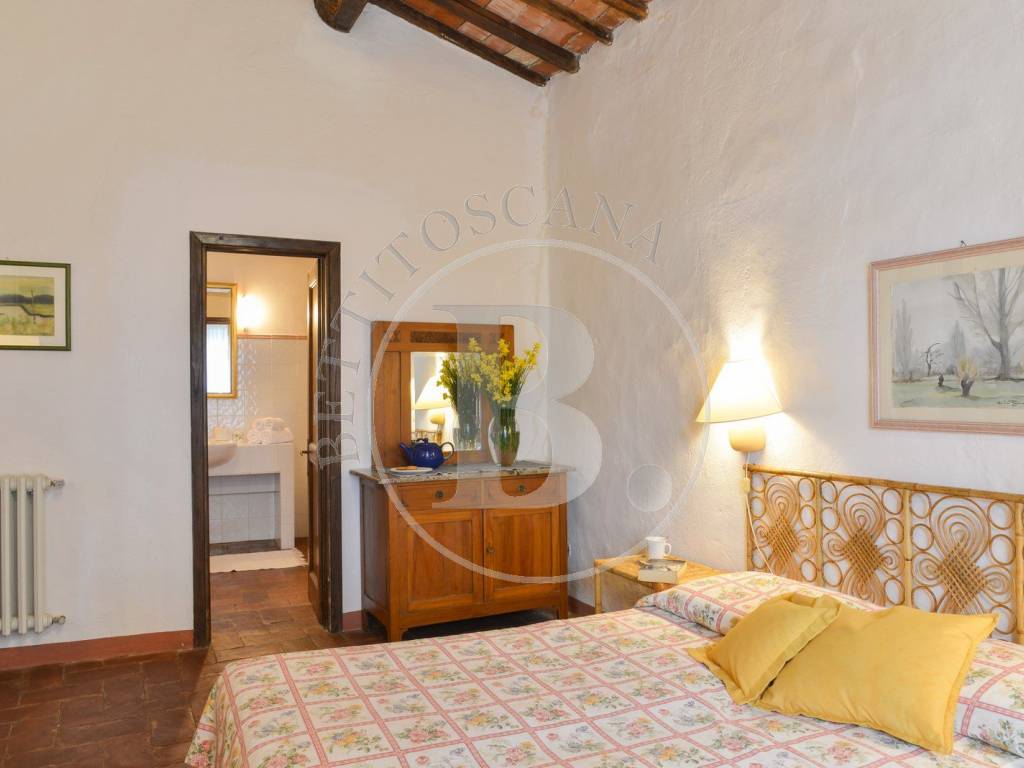 SEMI-DETACHED FARMHOUSE WITH DEPENDANCE - PANZANO