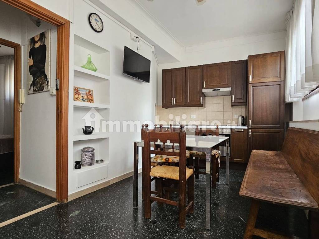 Rent Apartment Genoa. 2room flat in piazza Camillo Benso di Cavour 16