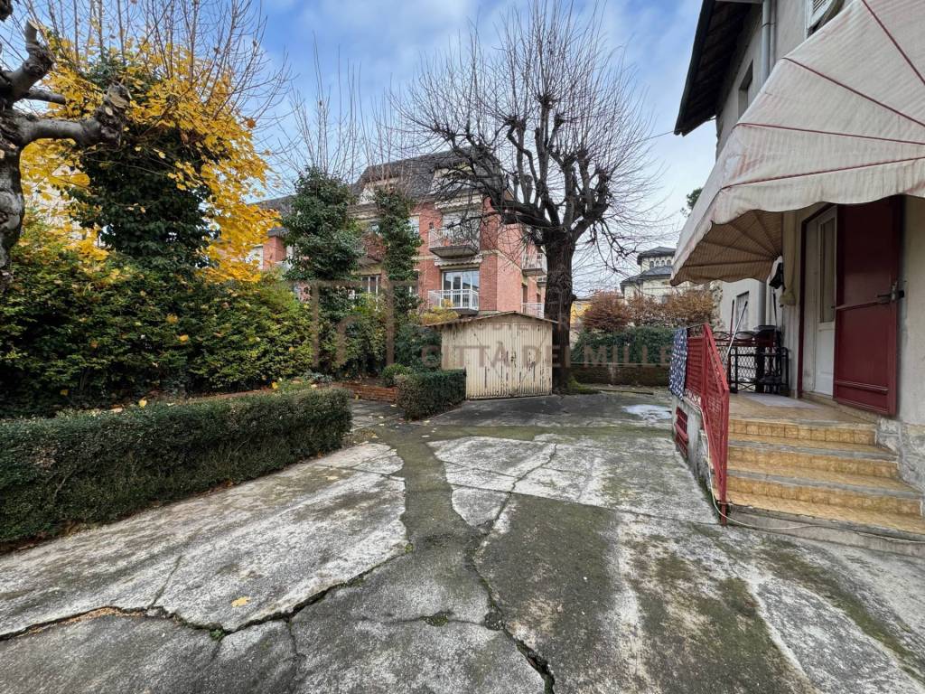 Bergamo Quartiere Finardi villa in vendita.