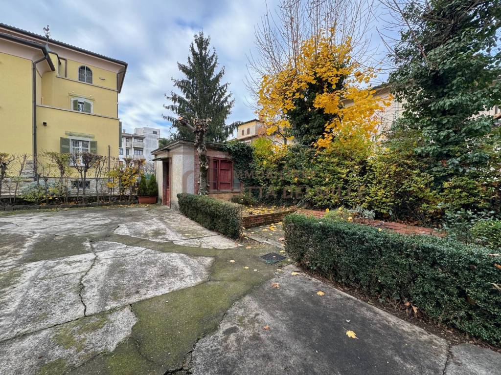 Bergamo Quartiere Finardi villa in vendita.