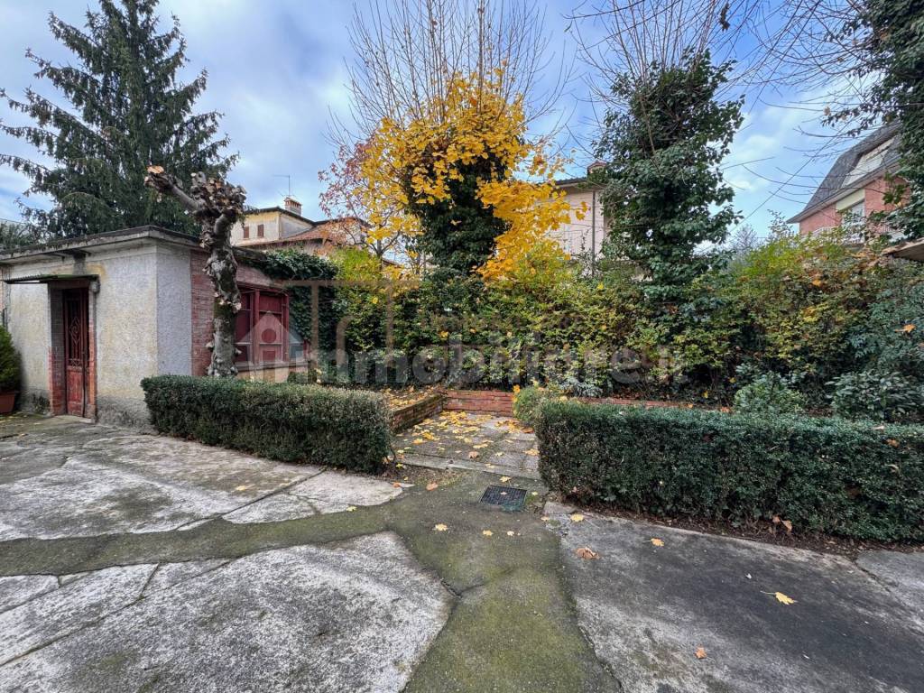 Bergamo Quartiere Finardi villa in vendita.