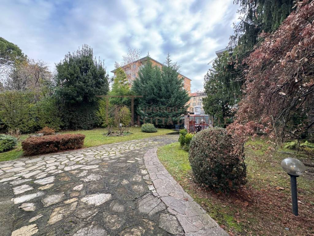 Bergamo Quartiere Finardi villa in vendita.