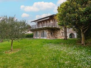 VEDUTA ESTERNA VILLA CON GIARDINO PRIVATO