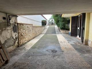 viale e posti auto