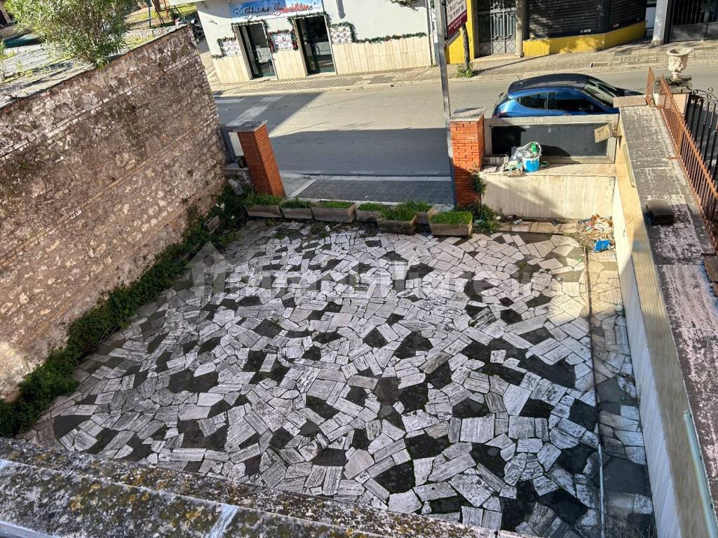 Cortile Esterno a parcheggio