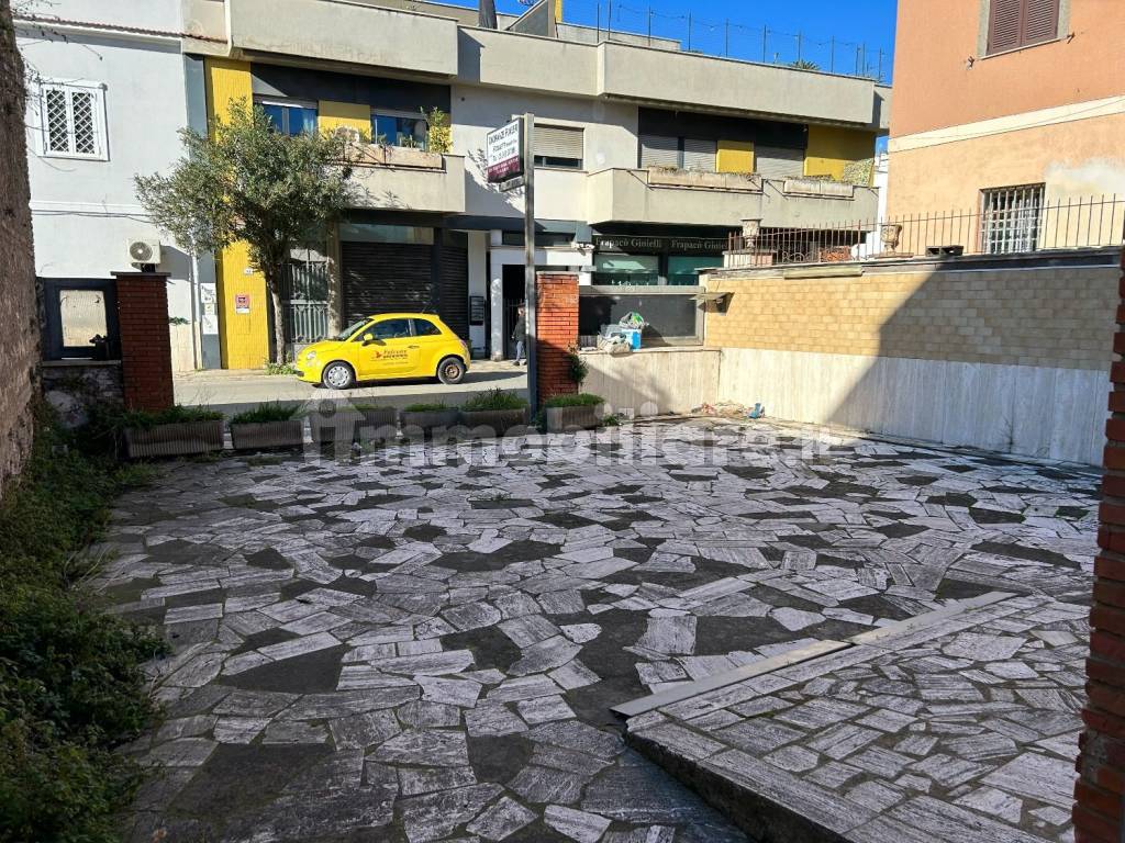 Cortile Esterno a parcheggio