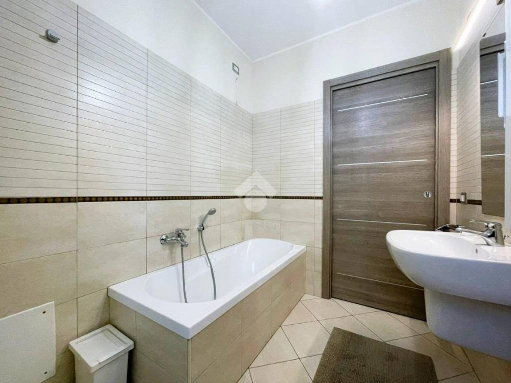 Bagno finestrato con vasca