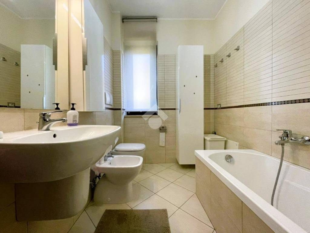 Bagno finestrato con vasca