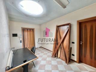AFFITTASI UFFICIO 97MQ IN ZONA CENTRALE
