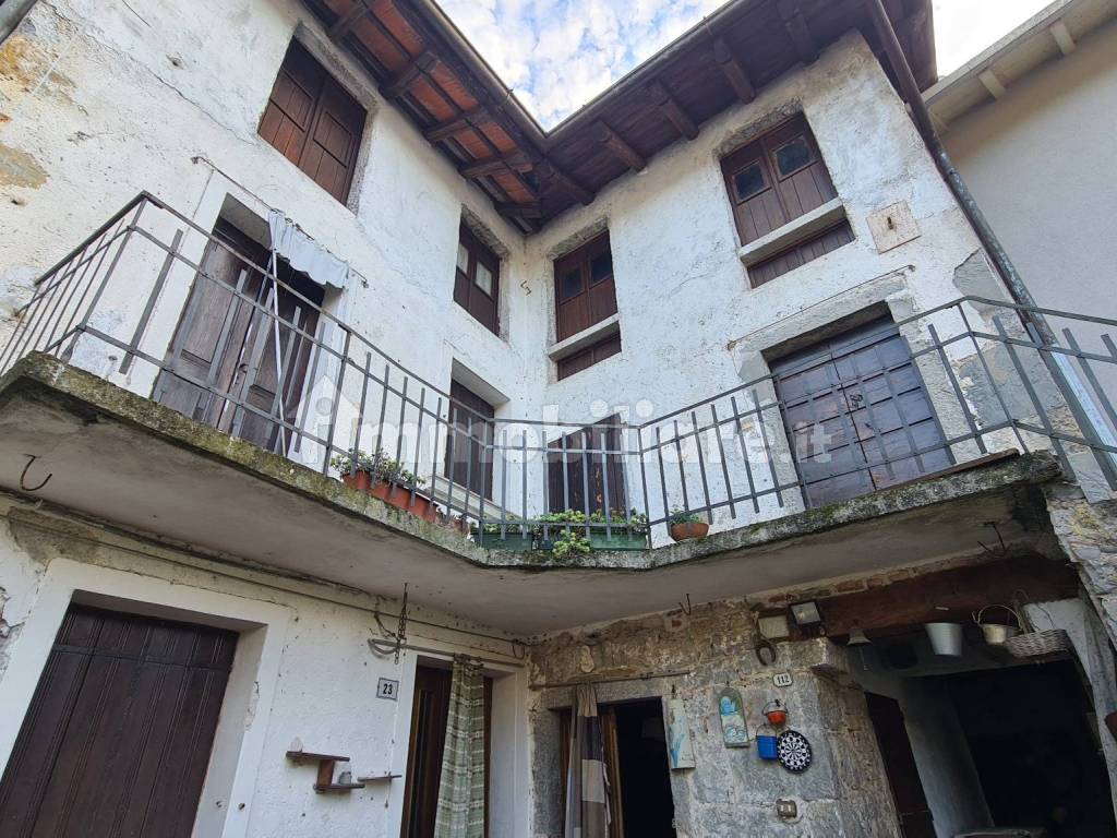 casa acccostata con giardino