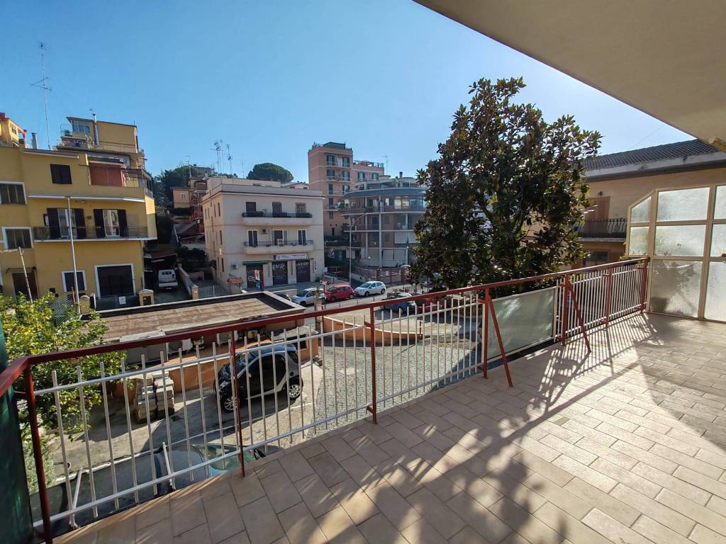 Vendita Appartamento Roma. Trilocale in via della Pisana. Posto auto, con  terrazza, riscaldamento autonomo, rif. 108257347