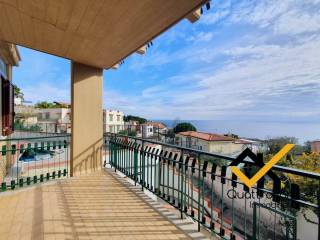 Balcone terrazzato con vista mare