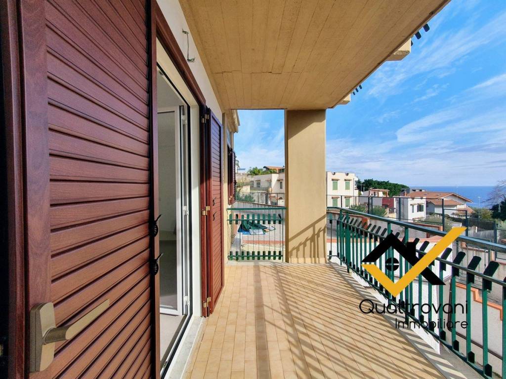 Balcone terrazzato con vista mare