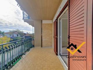 Balcone terrazzato con vista mare