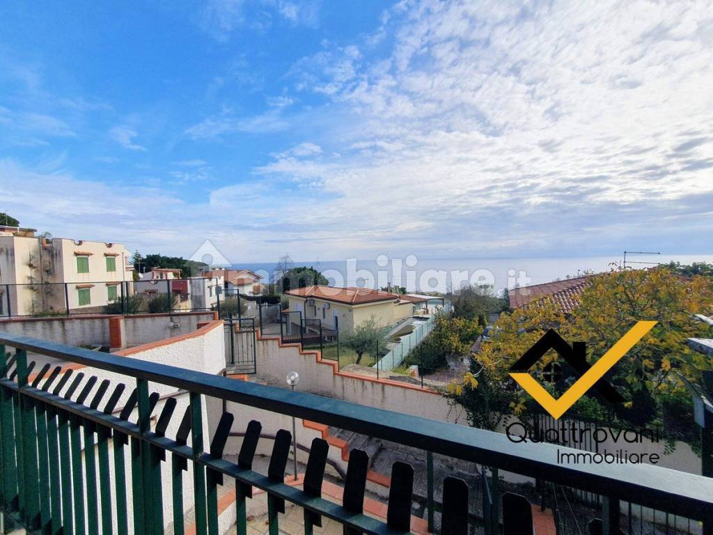 Balcone terrazzato con vista mare