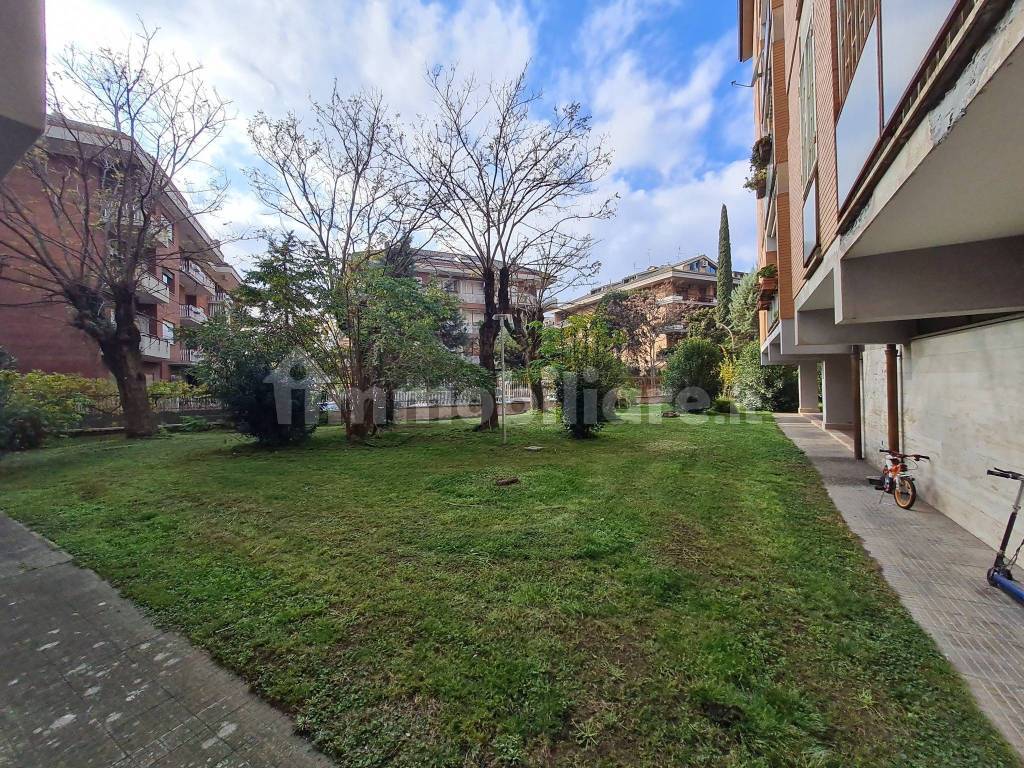 Vendita Appartamento Roma. Quadrilocale in via Pio Emanuelli. Da