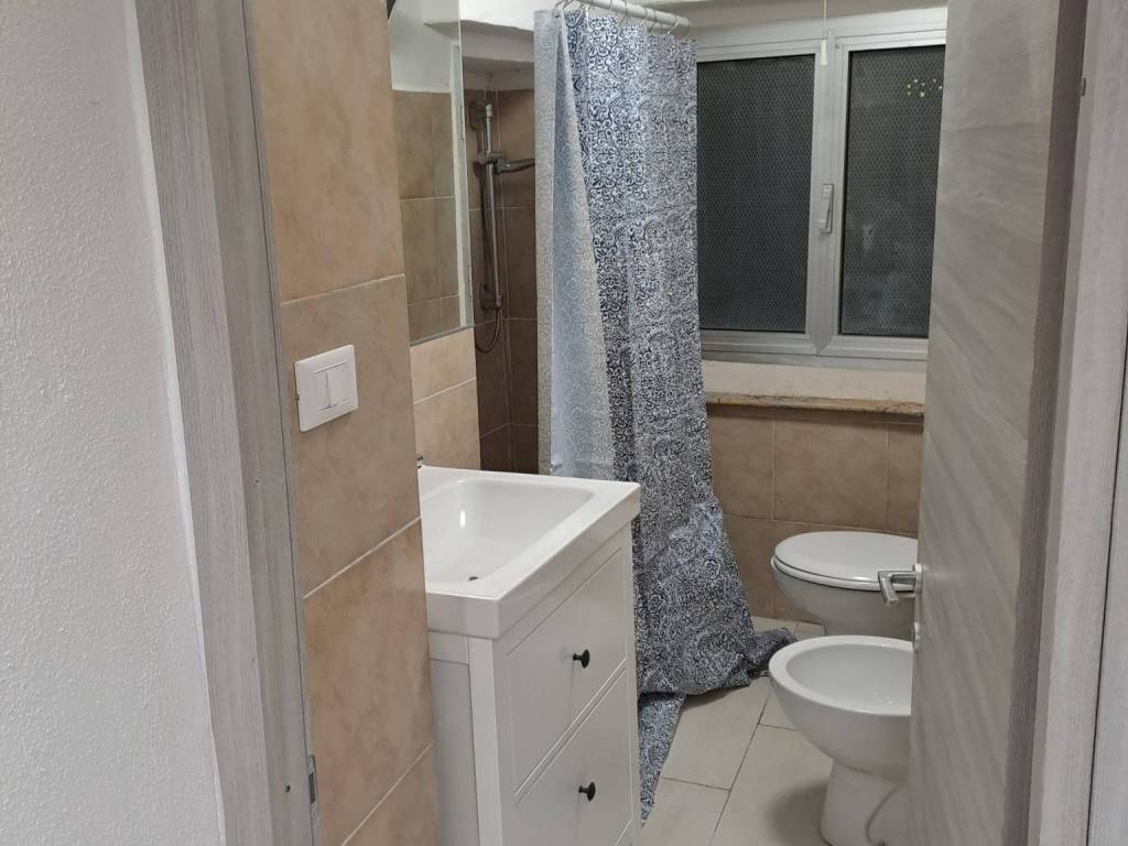 Rent Apartment Genoa. 2room flat in via dei Cinque Santi 30. Good