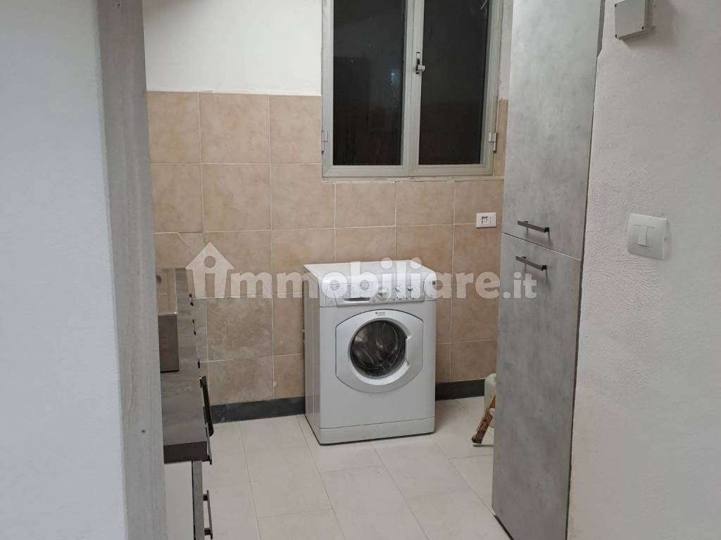 Rent Apartment Genoa. 2room flat in via dei Cinque Santi 30. Good