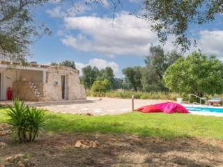 Trullo, lamia e piscina