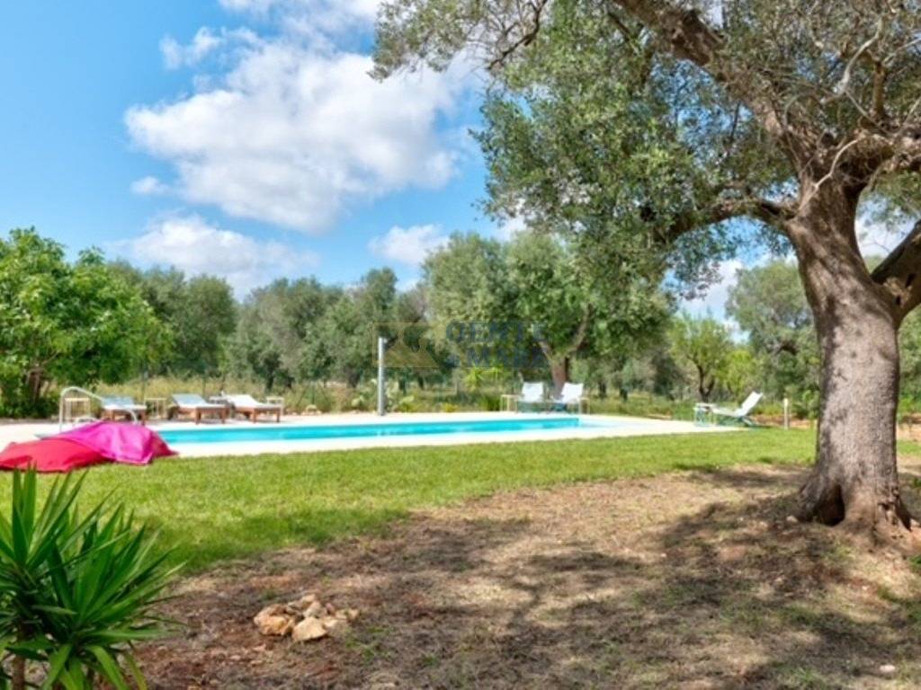 Trullo, lamia e piscina