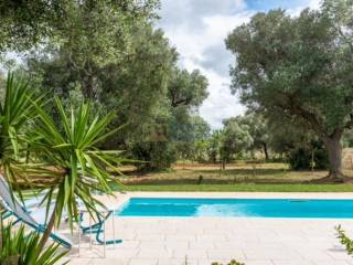 Trullo, lamia e piscina