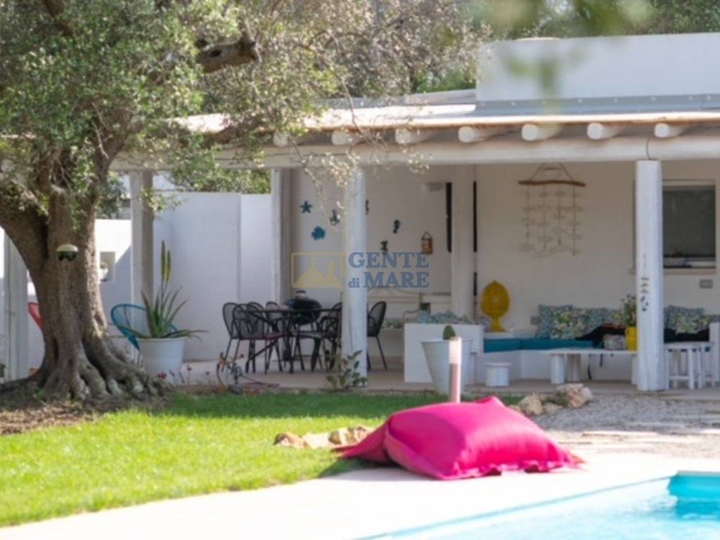 Trullo, lamia e piscina