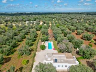 Trullo, lamia e piscina