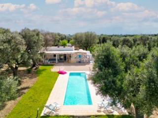 Trullo, lamia e piscina