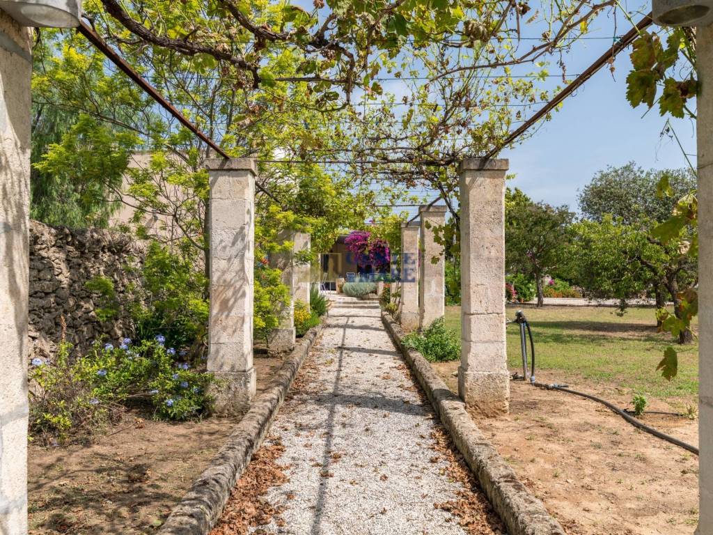 Antica masseria con piscina