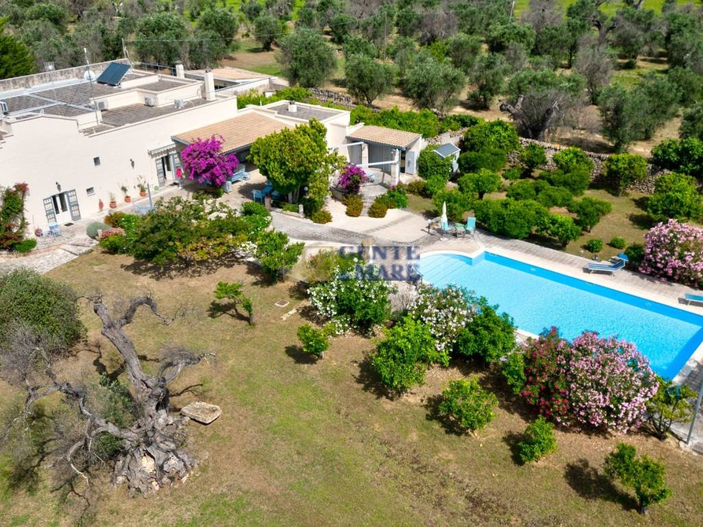 Antica masseria con piscina