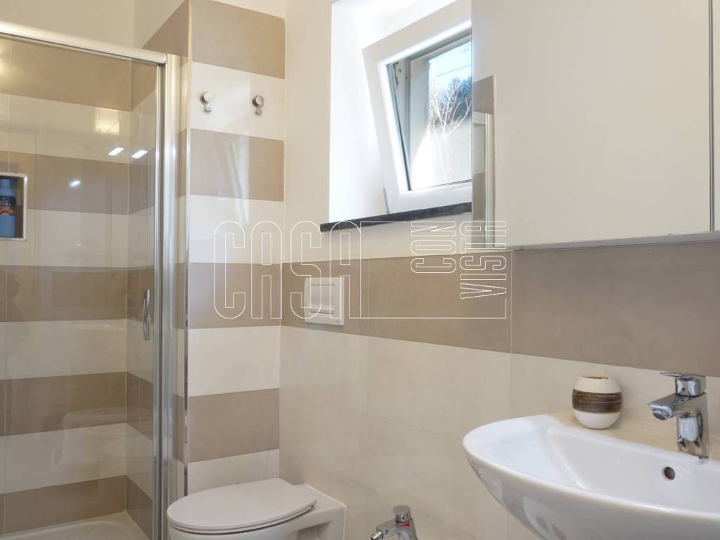 Bagno finestrato con doccia