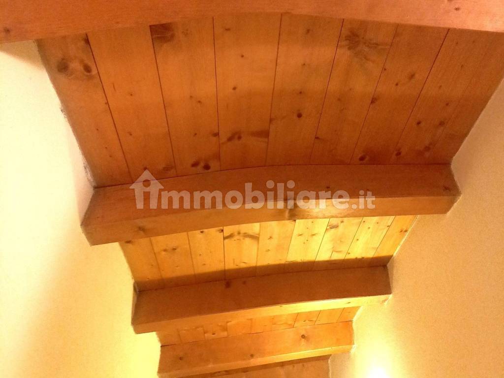 soffitto con travi a vista