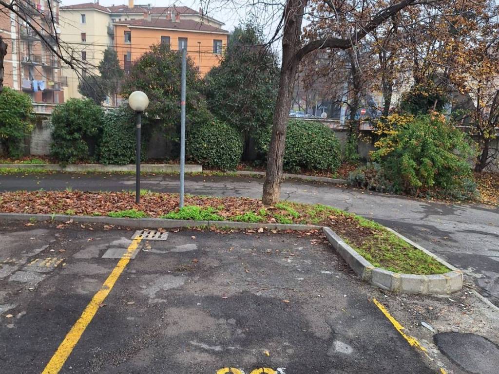 Posto auto - moto via san donato 42, san donato, bologna