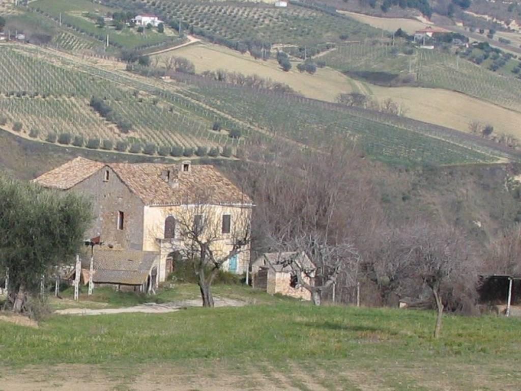 vista del casale con mare sullo sfondo