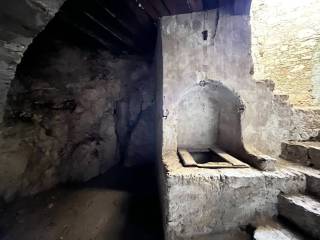 Dettaglio caverna con cisterna