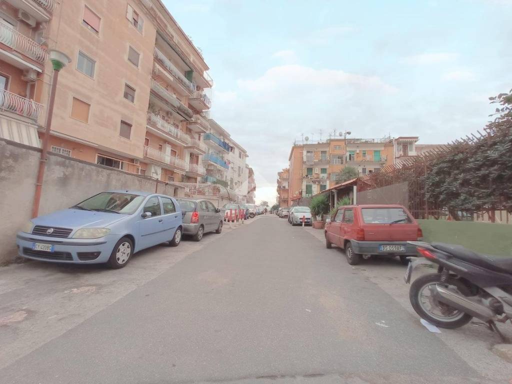 Vendita Appartamento Napoli. Trilocale in via Vicinale Campanile 128. Buono stato secondo piano con balcone riscaldamento autonomo rif. 108443755