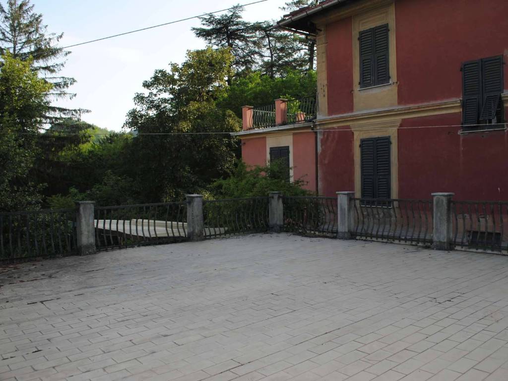 villa con terreno giardino e depandance in vendita