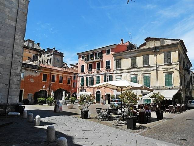 Sarzana-Piazza_calandrini.jpg