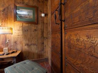 Particolare cabina armadi in legno antico