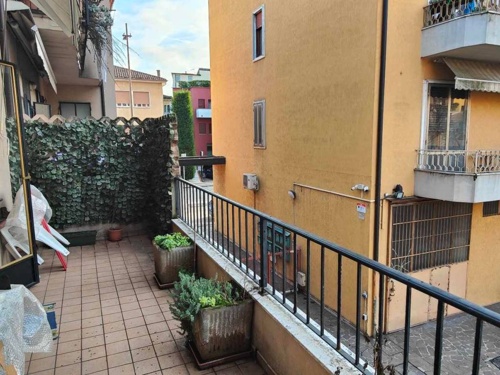 Sale Apartment Vicenza. 2room flat in viale Verona 26. Excellent