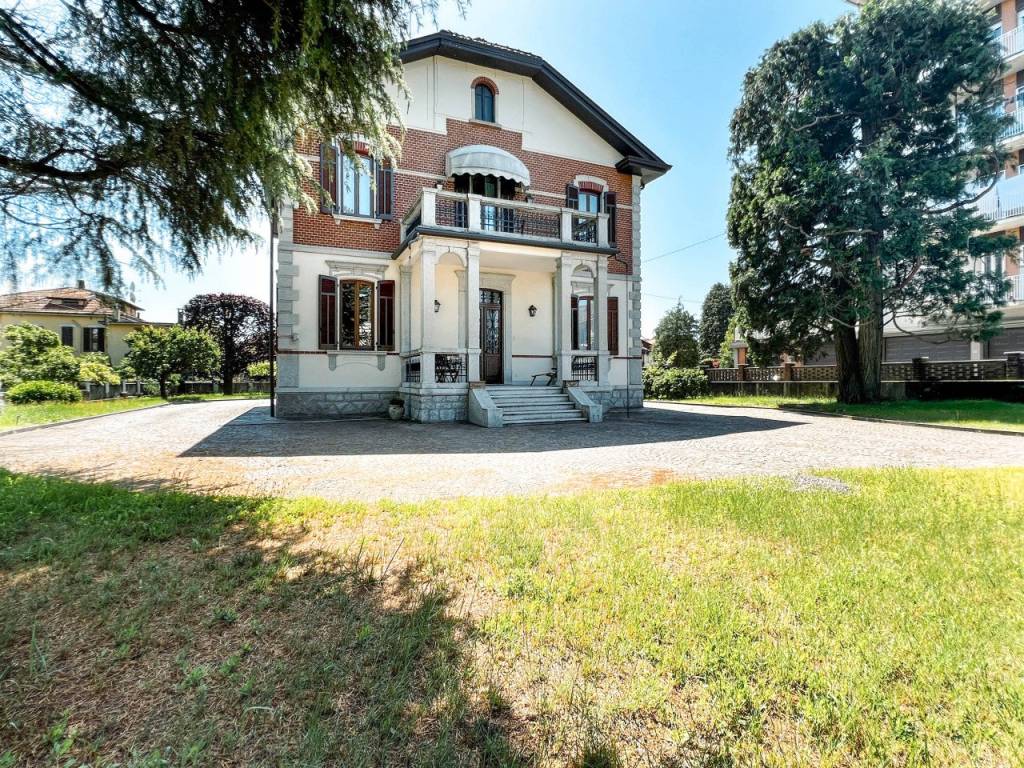 villa vendita gozzano esterno fronte