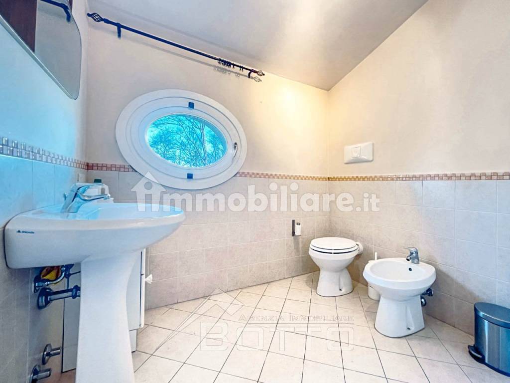 024  appartamento vendita bogogno bagno1