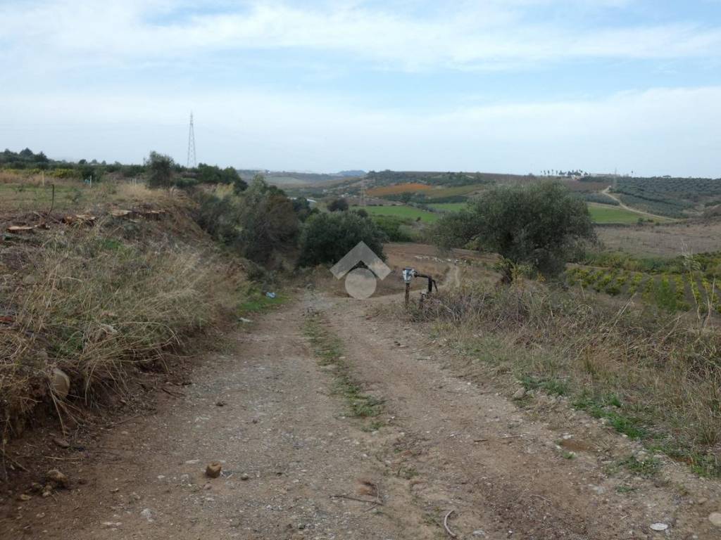 Strada accesso terreno